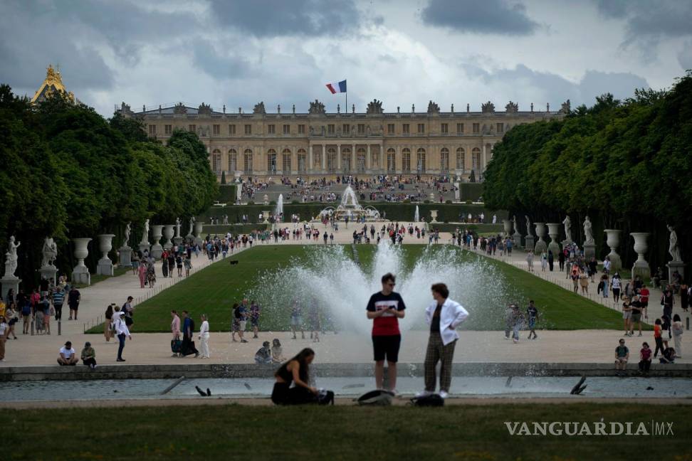 $!Visitantes disfrutan de los jardines de Versalles a las afueras de París, Francia, el 14 de julio de 2023.