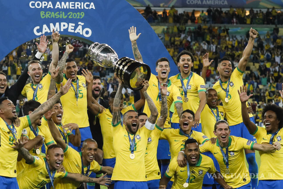 $!El MVP de la Copa América, Dani Alves, alcanza el histórico número de 42 títulos en su carrera