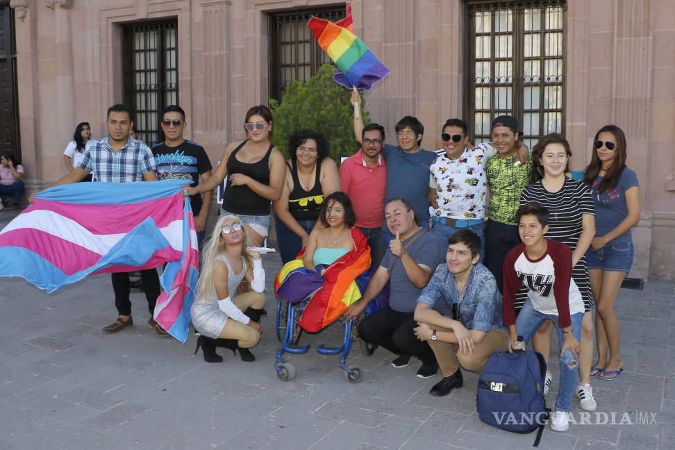 $!Apoyan en Saltillo a transgénero con carrera en tacones
