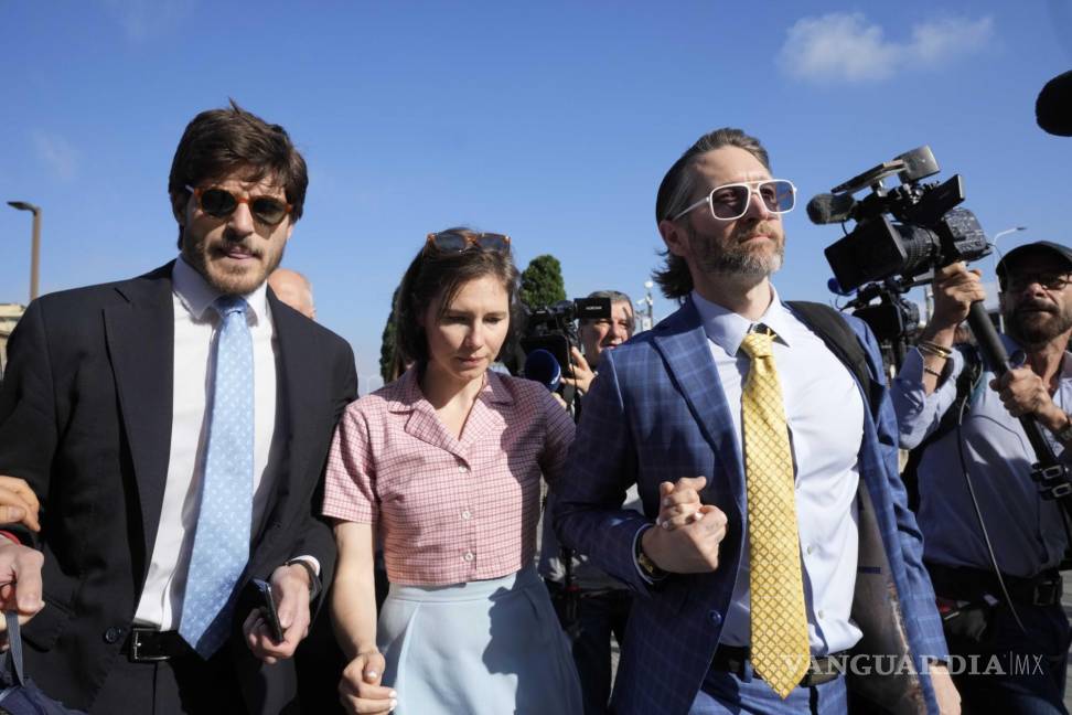 $!Amanda Knox llega acompañada por su esposo Christopher Robinson (d) y su abogado Luca Luparia Donati al tribunal de Florencia, en Florencia, Italia.