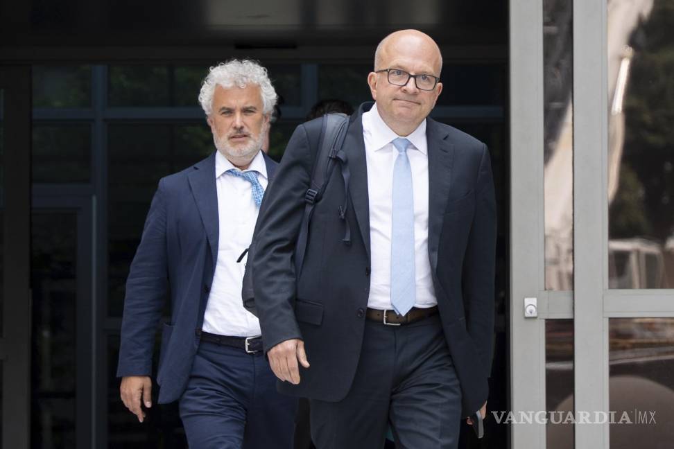 $!El exmiembro de la junta directiva de Meta y exjefe de gabinete de la Casa Blanca, Jeffrey Zients (i), sale del Centro de Justicia Leonard L. Williams tras testificar.