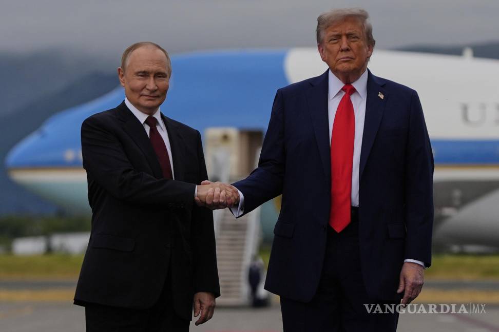 $!Los mandatarios se trasladaron en el mismo vehículo a la sede del encuentro.