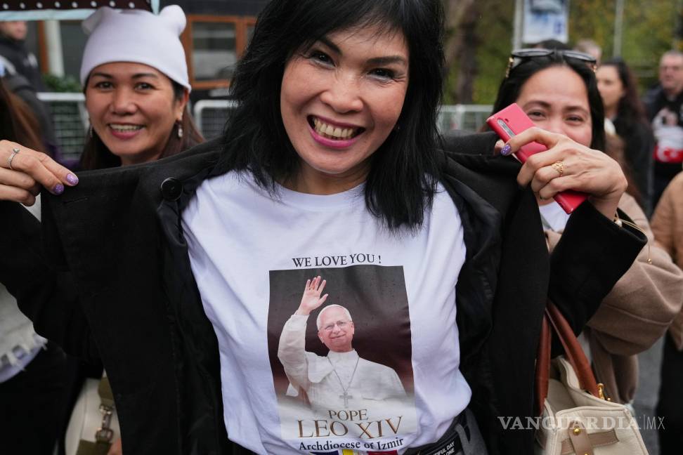 $!Una mujer muestra su camiseta al llegar a una misa oficiada por el papa León XIV en el Volkswagen Arena, en Estambul, Turquía.