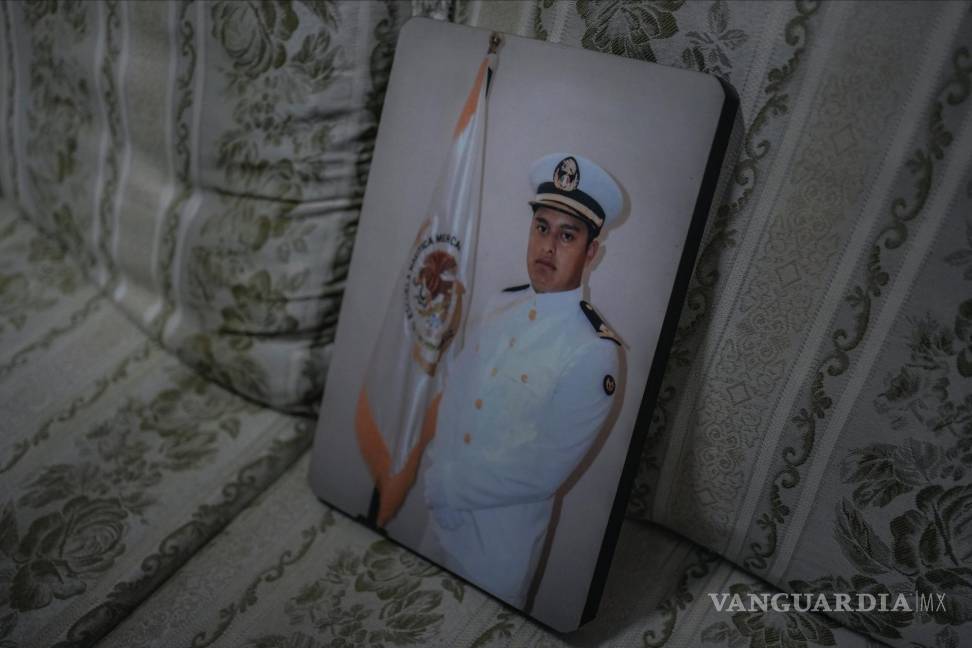 $!Una foto de Arturo Zacarías Meza, un tripulante del buque mercante Galaxy Leader, colocada en un sofá de su casa en Misantla, en el estado de Veracruz, México.