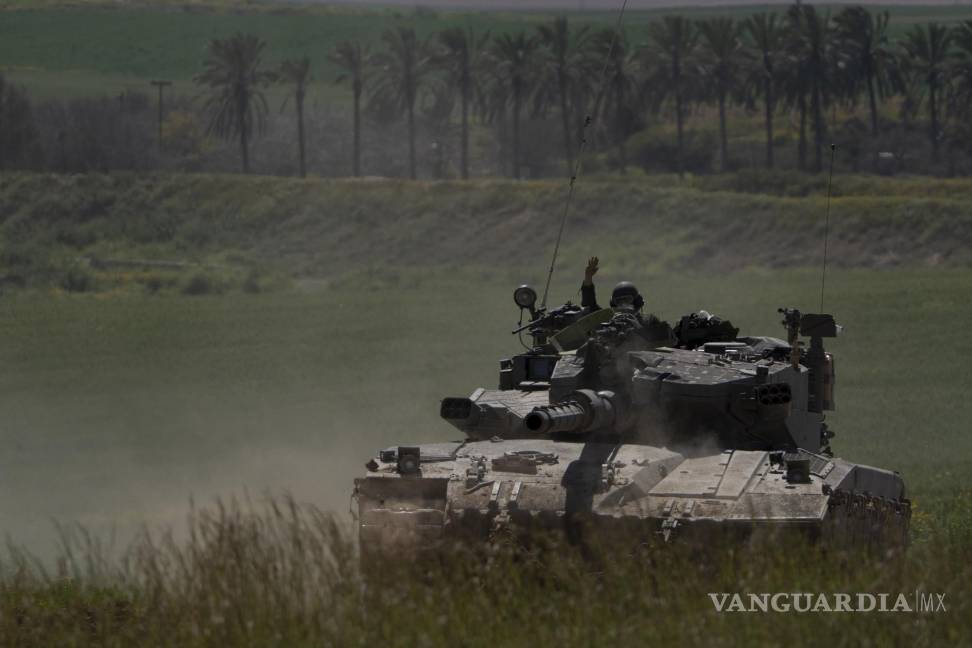$!A bordo de un tanque, soldados israelíes realizan un patrullaje en las cercanías de Ciudad de Gaza.