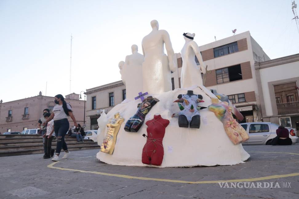 $!Realizan ‘Antimonumenta’ para denunciar la violencia de género en el 8M
