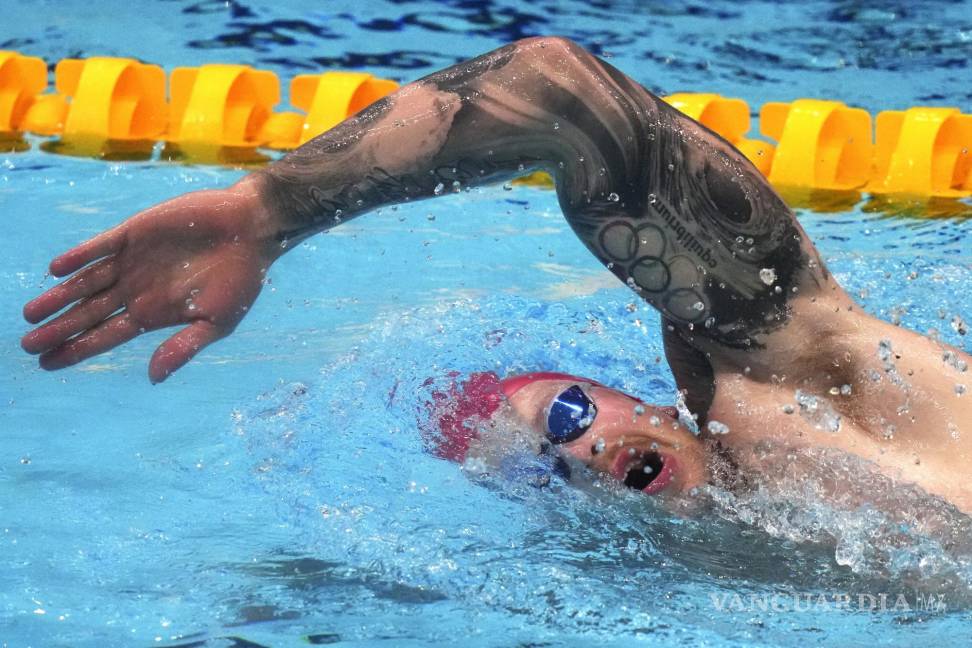 $!Adam Peaty, de Gran Bretaña, se ejercita con un tatuaje de los anillos olímpicos durante una sesión de entrenamiento de natación en el Centro Acuático de Tokio. (AP Photo/Matthias Schrader)