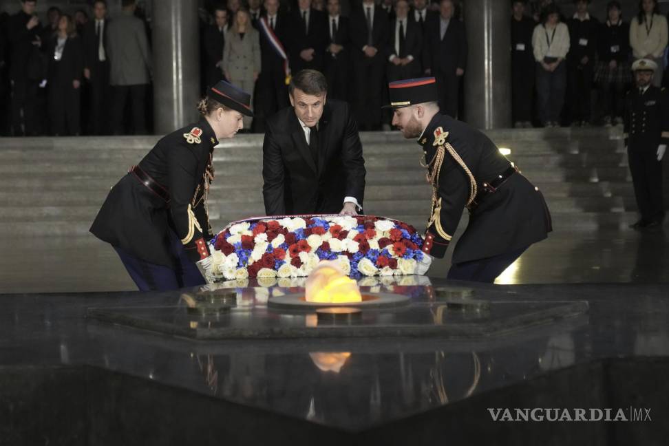 $!En París, Francia, el presidente Emmanuel Macron llevando flores en el Memorial dedicado a las víctimas del Holocausto.