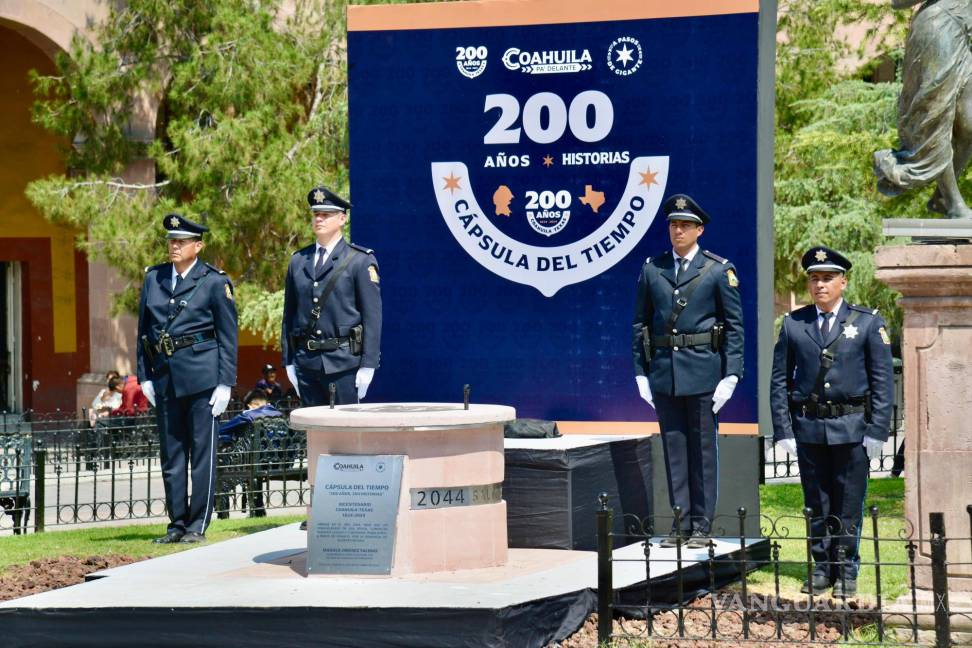 $!Los presidentes municipales entregaron objetos significativos de sus municipios para ser guardados en la cápsula del tiempo del Bicentenario.