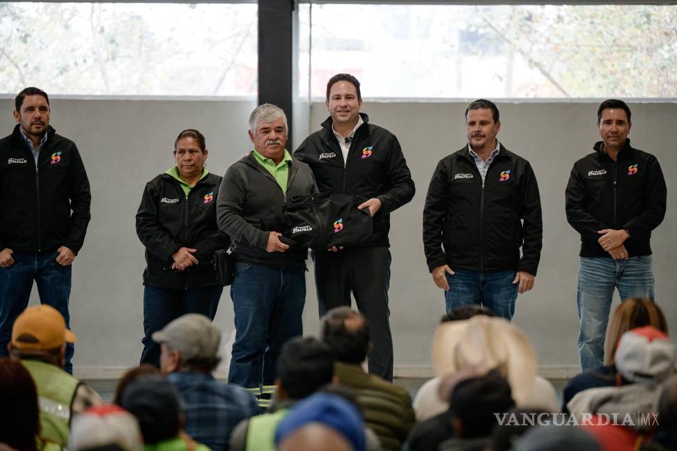 $!El Alcalde premió el esfuerzo de los trabajadores de “Aquí andamos”.