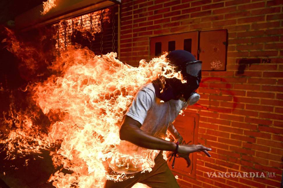 World Press Photo 2018: Fotografía de un venezolano envuelto en llamas es la ganadora