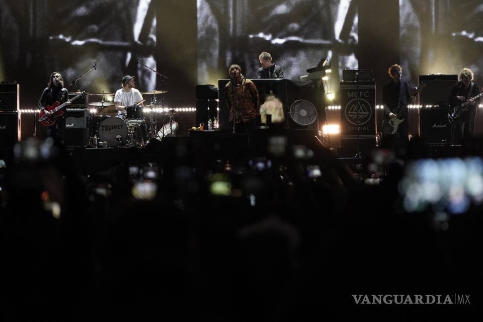 $!Liam Gallagher durante su concierto en el festival Corona Capital en la Ciudad de México.