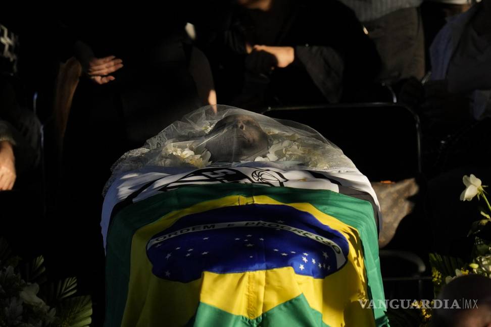 $!Los restos mortales de Pelé, el as brasileño del fútbol, durante la capilla ardiente habilitada en el estadio Vila Belmiro, en Santos, Brasil, el 2 de enero de 2023.