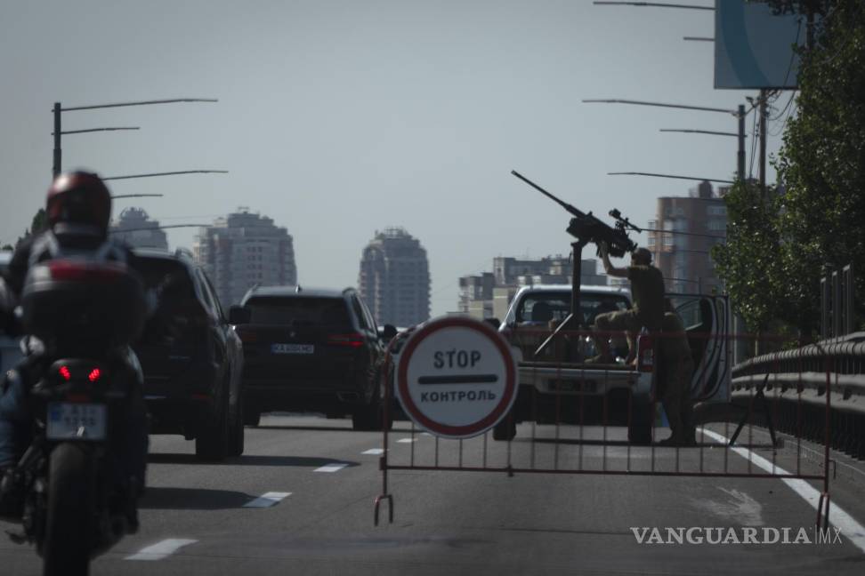 $!Soldados vigilan el cielo con una ametralladora en una avenida de Kiev durante uno de los ataques rusos más masivos contra blancos energéticos ucranianos.