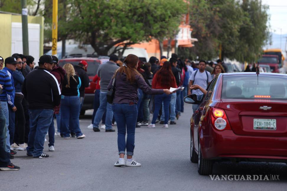 $!A las 8:00 de la mañana, cuando inició la recepción de documentos, la fila rodeaba la cuadra, evidenciando el interés por las vacantes.