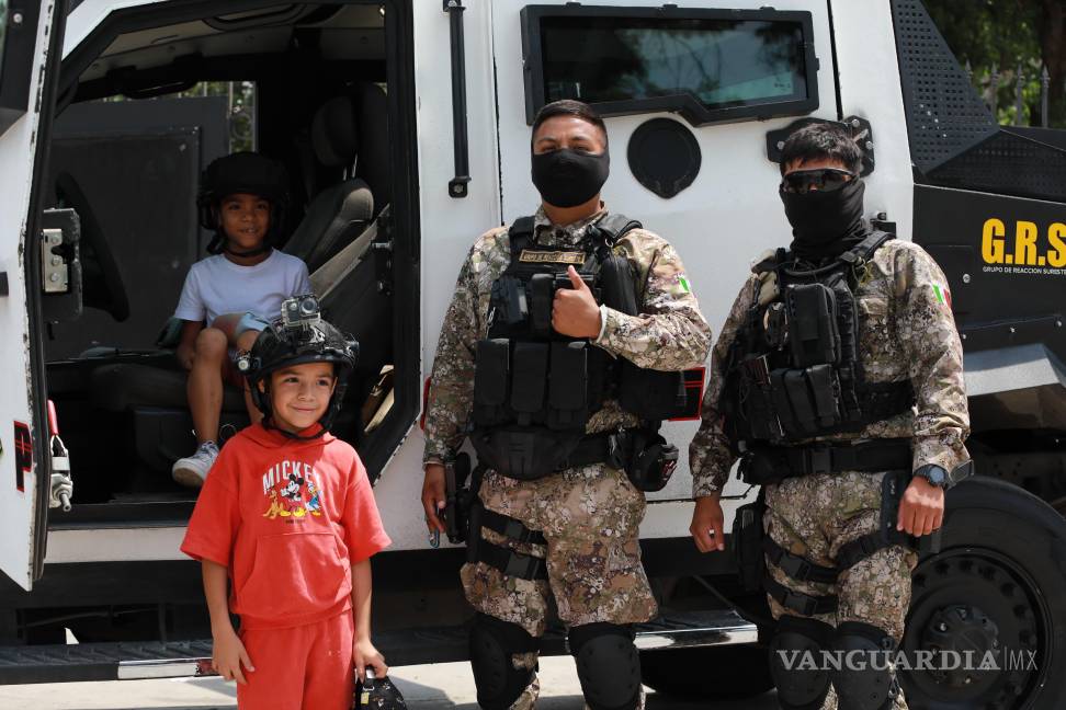 $!Elementos de la Policía Municipal se tomaron fotos con los niños que así lo pedían.