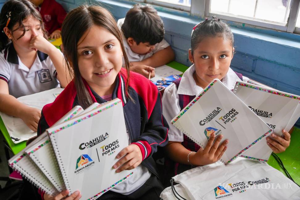 $!Estudiantes de la colonia Blanca Esthela recibieron paquetes escolares como parte del programa impulsado por el municipio y el estado.