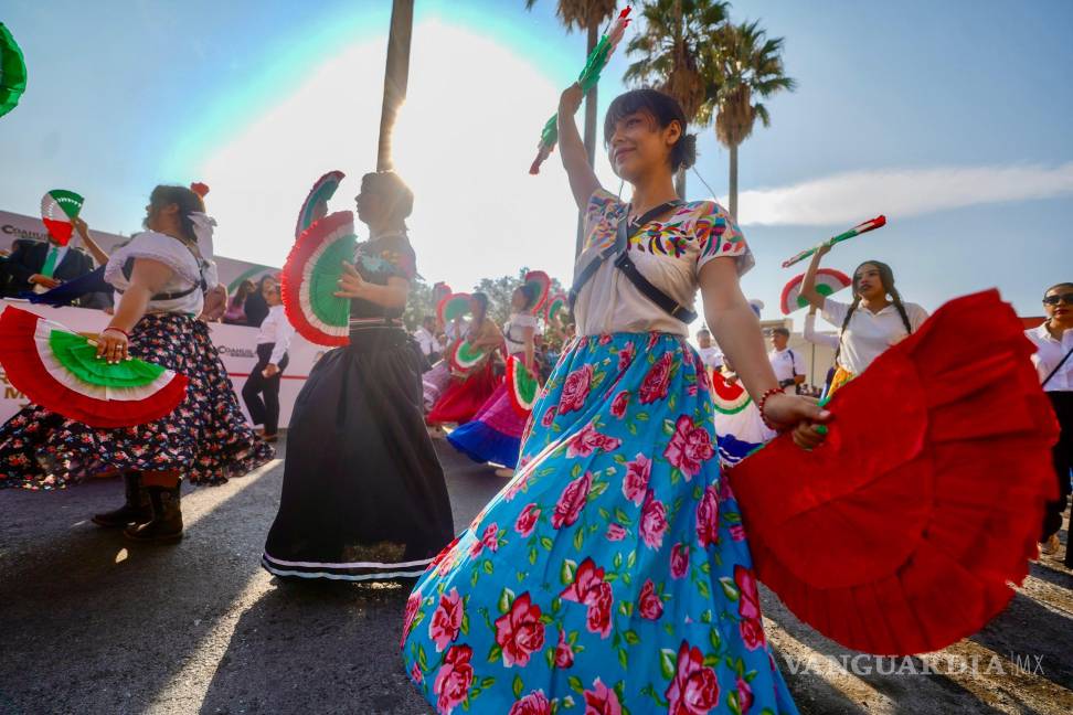 $!El desfile se desarrolló en un ambiente familiar, con amplia participación de ciudadanos que acudieron a presenciarlo.