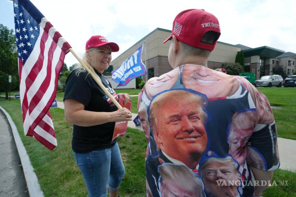 $!Linda Lambert (i) y Jessica Morin (d) antes del Almuerzo Lila de la Federación de Mujeres Republicanas de New Hampshire con Donald Trump en Concord.