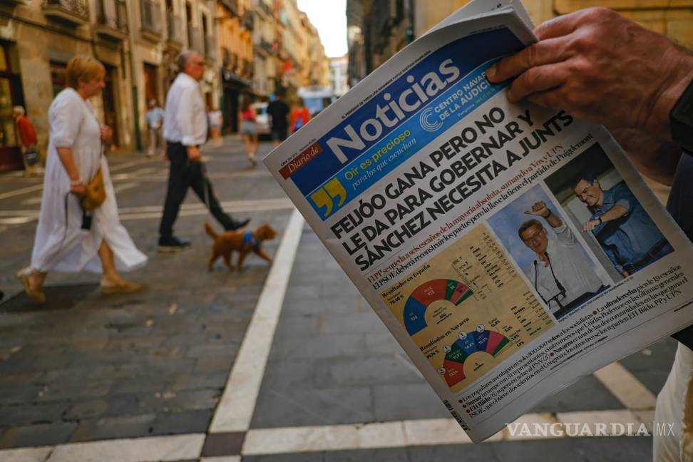 $!Periódico español anuncia la victoria del candidato del Partido Popular Núñez Feijoo un día después de las elecciones generales en Pamplona, norte de España.