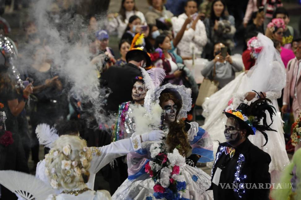 $!Decenas de personas participan en un desfile de catrinas en Ciudad de México (México).