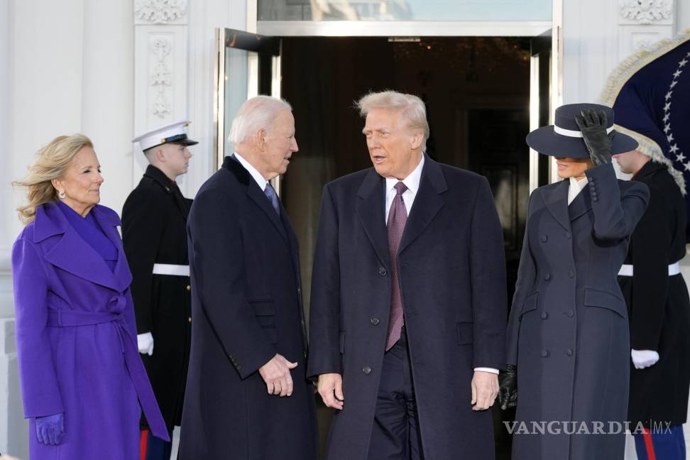 $!El presidente electo Donald Trump y Melania Trump son recibidos por el presidente Joe Biden y la primera dama Jill Biden, a su llegada a la Casa Blanca.