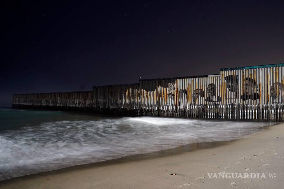 $!El muro fronterizo concluye en el océano Pacífico, el 20 de diciembre de 2022, en Tijuana, México.