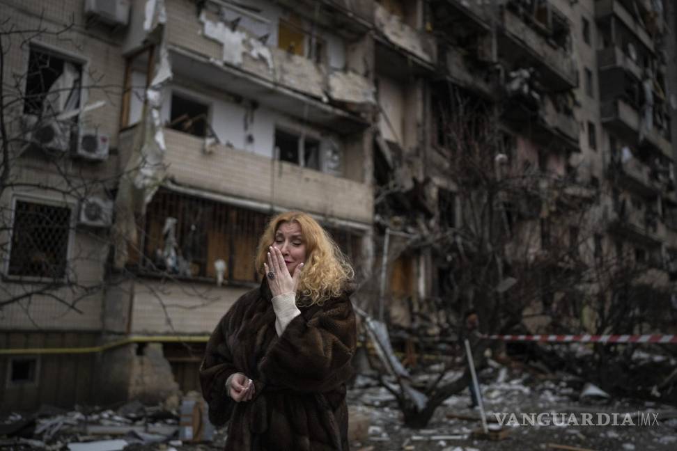 $!Natali Sevriukova llora frente a su edificio de apartamentos destruido en un ataque con cohetes en Kiev, Ucrania, el 25 de febrero de 2022.