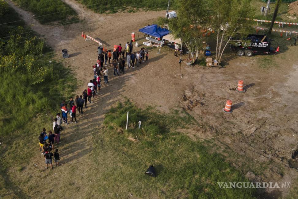 $!Los migrantes son procesados en un campo después de cruzar el Río Grande en la frontera entre Texas y México, el jueves 11 de mayo de 2023, en Brownsville, Texas.