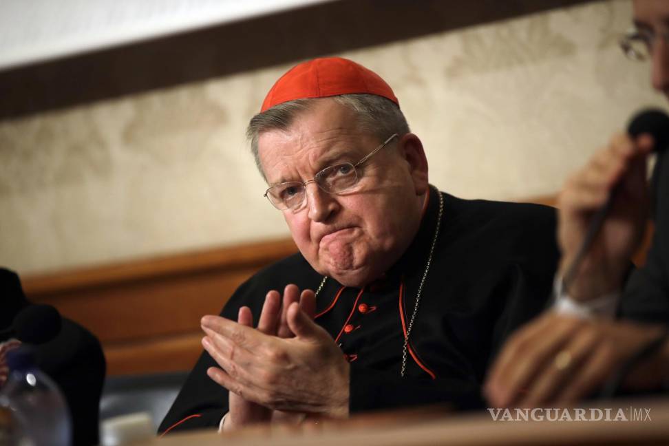 $!En esta fotografía de archivo del 6 de septiembre de 2018, el cardenal Raymond Burke aplaude durante una conferencia de prensa en el Senado italiano, en Roma.