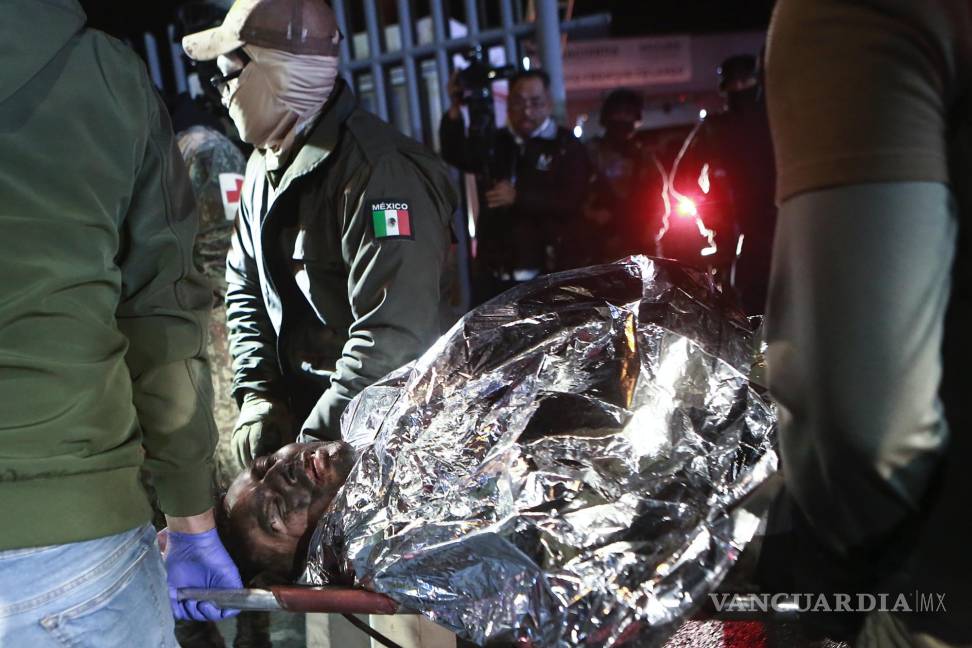 $!Paramédicos llevan en camilla a un migrante herido en el incendio mortal en un centro de detención de migrantes de México el 28 de marzo de 2023.