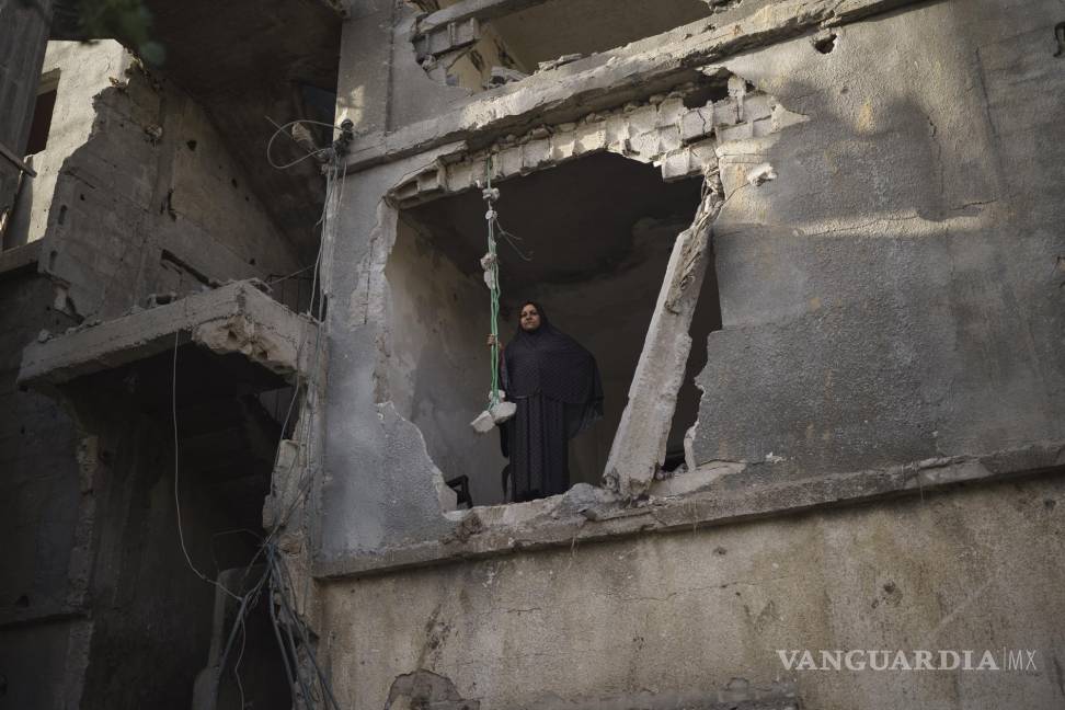 $!Jawaher Nassir mira desde una habitación de su casa, muy dañada por los ataques aéreos en la guerra de 11 días entre Israel y Hamas, el grupo armado que controla Gaza, el viernes 11 de junio de 2021 en Beit Hanoun, en el norte de la Franja de Gaza. AP/Felipe Dana
