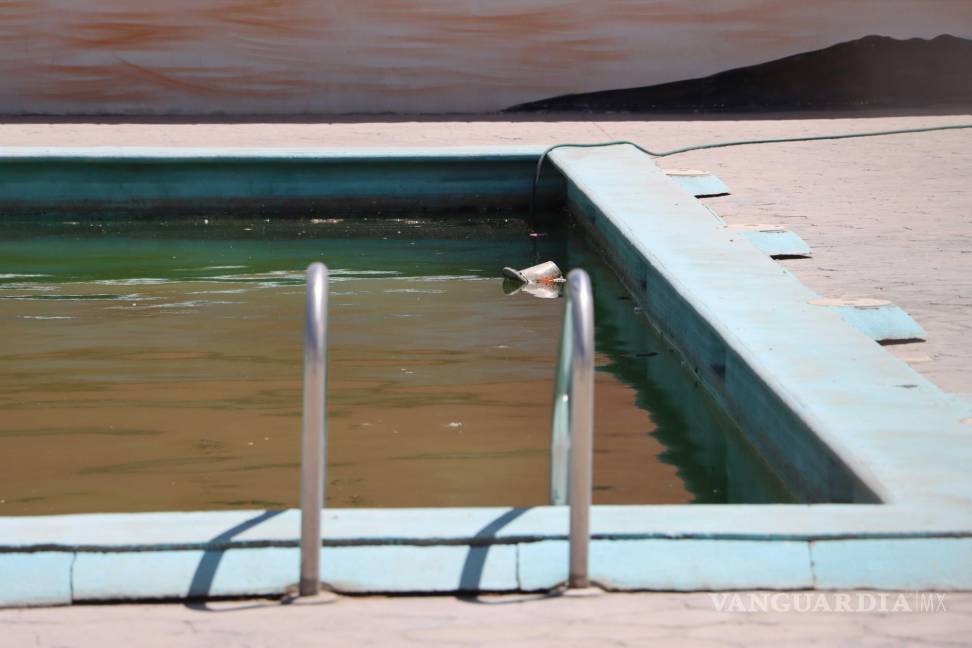 $!La alberca del Centro Acuático de la colonia Mirasierra, continúa llena de agua que se mantiene sucia y con cúmulos de basura.