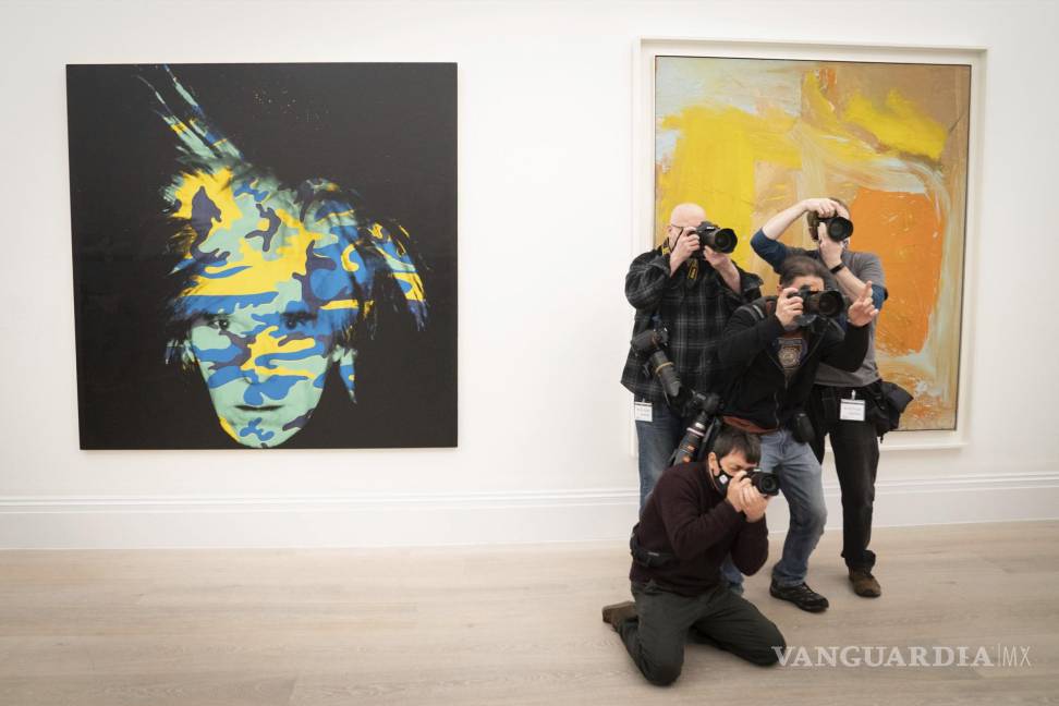 $!Un autorretrato de Andy Warhol durante una sesión fotográfica de las obras de la Colección Macklowe que serán subastadas en Nueva York. AP/Stefan Rousseau/PA