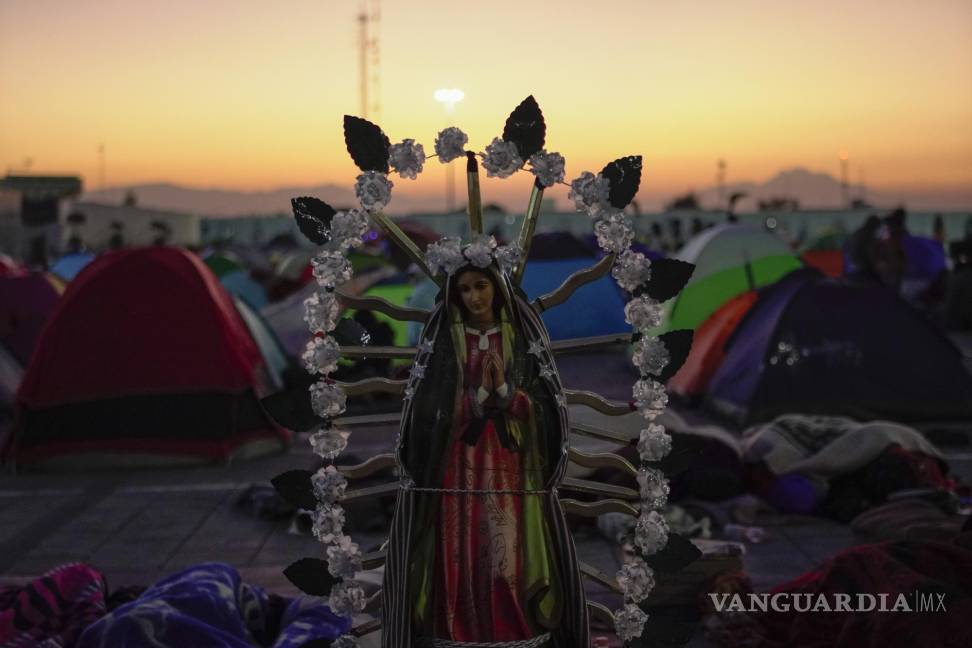 $!Una estatua de la Virgen de Guadalupe se encuentra en medio de los peregrinos que acampan fuera de la Basílica de Guadalupe en la Ciudad de México.