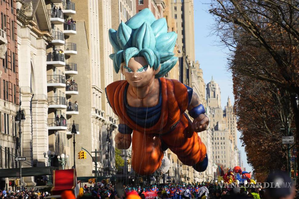 $!El globo de Goku flota en el Desfile del Día de Acción de Gracias de Macy’s en Nueva York.