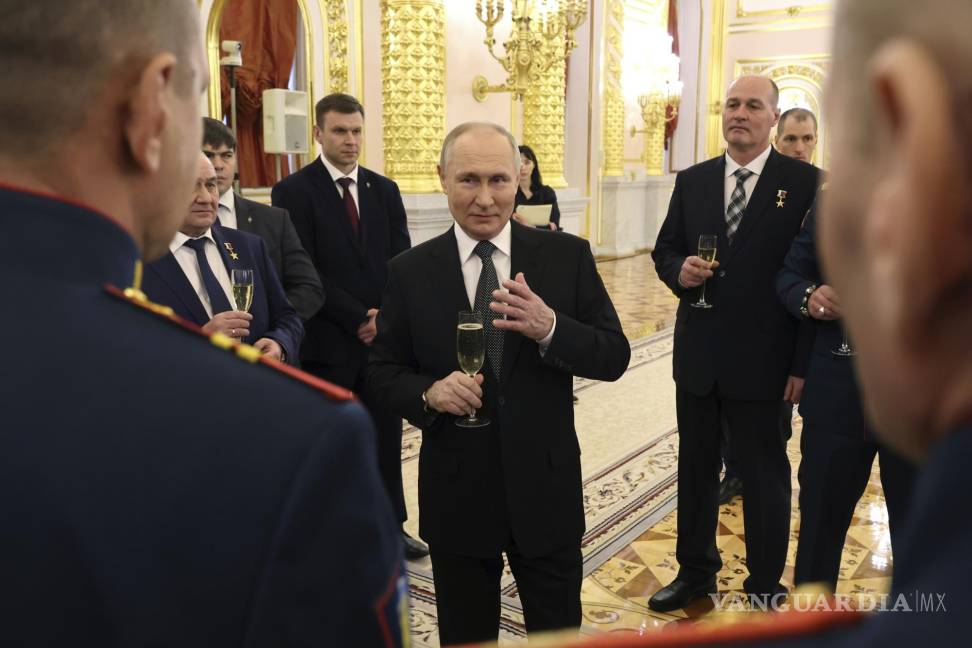 $!El presidente ruso, Vladímir Putin, habla con militares rusos premiados tras la ceremonia para entregar las medallas de la Estrella de Oro a los Héroes de Rusia.