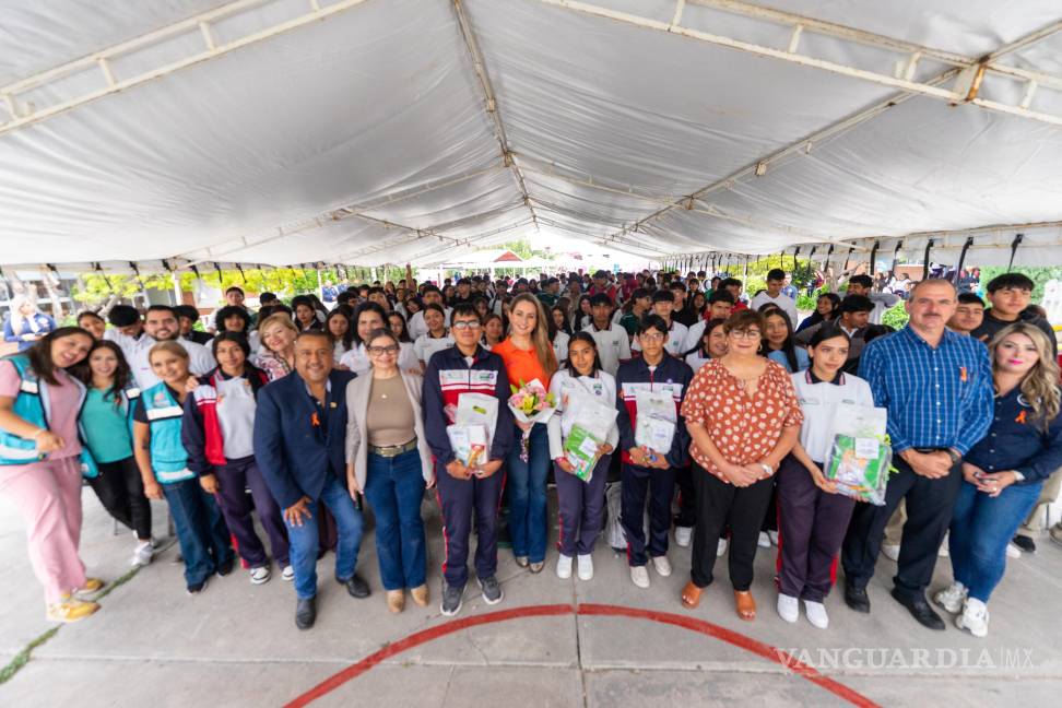$!Durante la visita al plantel, además de los apoyos escolares, el DIF Saltillo ofreció servicios gratuitos de salud, cortes de cabello y atención psicológica a las y los alumnos, como parte de la unidad móvil Amor en Movimiento.