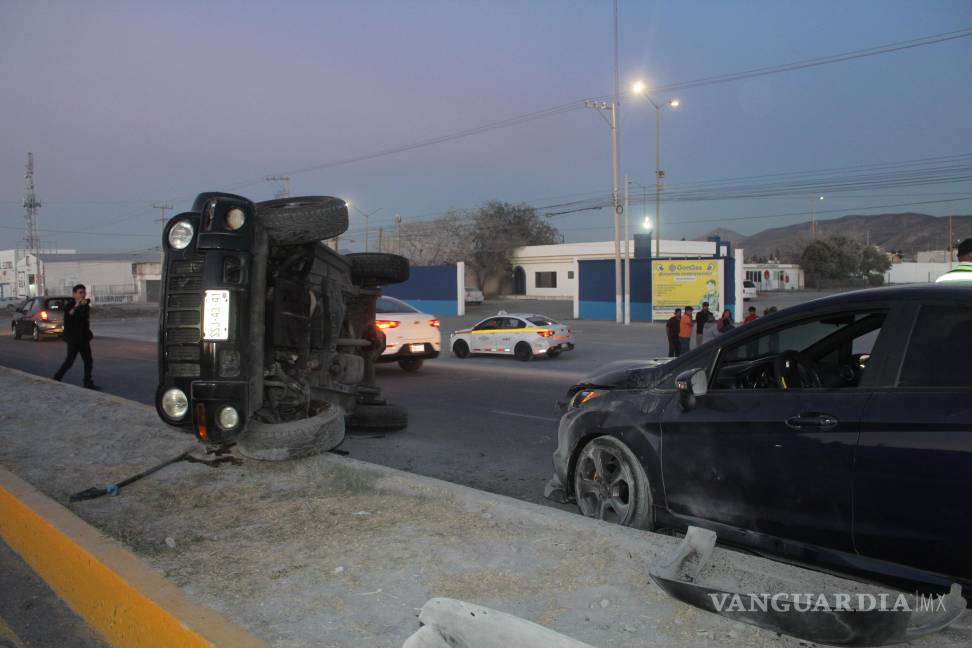 Chocan al sur de Saltillo y vuelcan