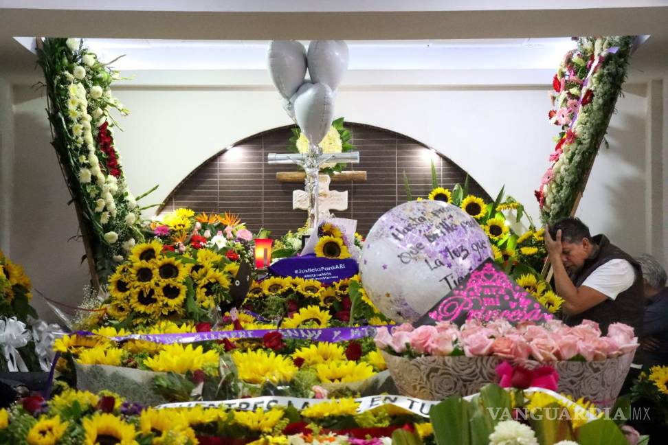 $!Cientos de girasoles fueron llevados en honor a Ariadna, pues se trataba de su flor favorita.