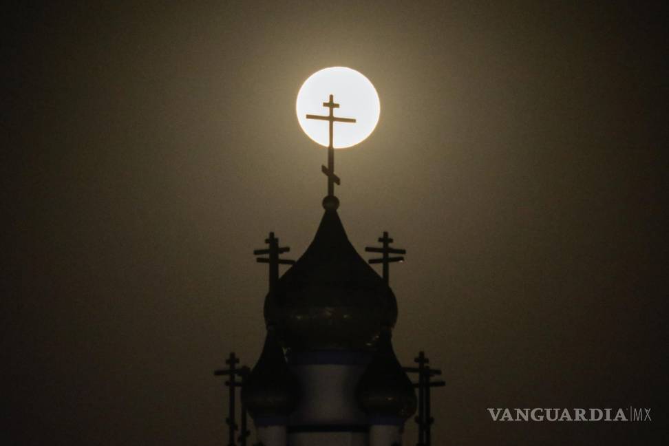 $!La Luna se eleva detrás de la Catedral Ortodoxa Rusa de la Santa Transfiguración en Los Ángeles,California. Durante el fenómeno conocido como la “Luna de Fresa”.