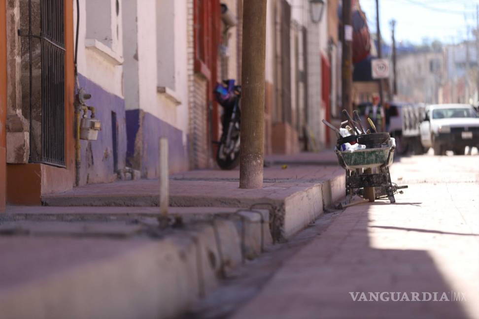 $!La modernización de la calle General Cepeda ha incluido la actualización de las tuberías de la zona, mejorando la distribución de agua.