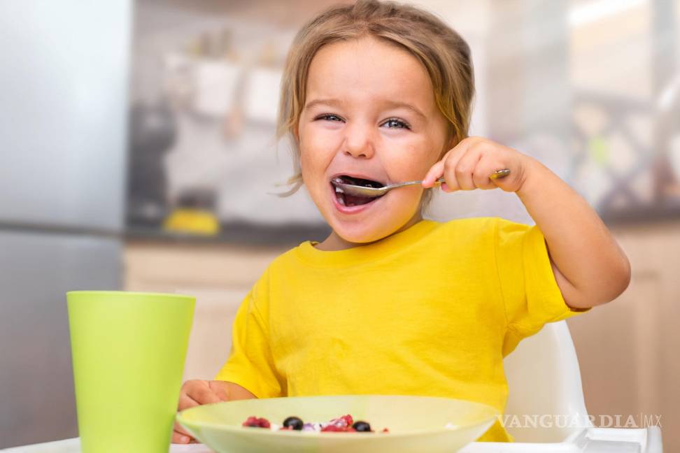 $!Niña tomando su desayuno con entusiasmo. Foto: Nutritienda.