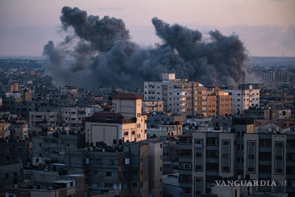 $!El humo se eleva tras un ataque aéreo israelí en la ciudad de Gaza, tras el sorpresivo ataque de Hamás contra Israe.