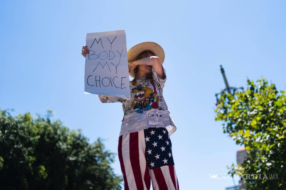 $!Eleanor Wells se enjuga las lágrimas durante una protesta en favor de dicho derecho en Los Ángeles. El letrero dice: Mi cuerpo, mi decisión.