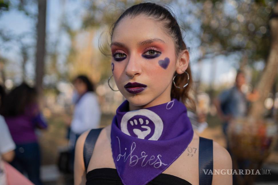 $!Cientos de mujeres asistieron a la marcha por el Dia Internacional de la mujer, iniciando en el centro de Veracruz y terminando la marcha en la plaza de la soberanía, donde mujeres de la colectiva Rabia colectiva finalizaron con un performance.