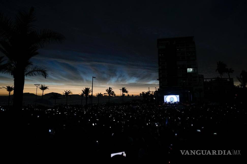 Así cautiva, maravilla y asombra el eclipse solar desde Mazatlán hasta la isla de Terranova (fotos)