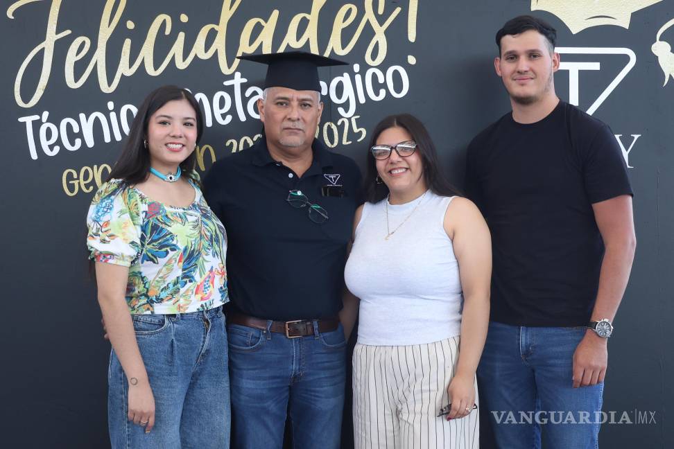 $!Con orgullo y entusiasmo, los nuevos técnicos celebraron el cierre de una etapa y el inicio de nuevas oportunidades.