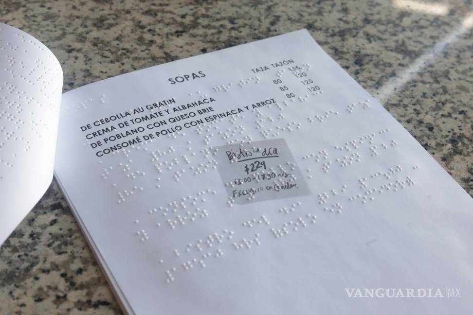 $!Los menús accesibles facilitan que las personas con discapacidad visual puedan elegir sus platillos sin depender de un acompañante, promoviendo su independencia.