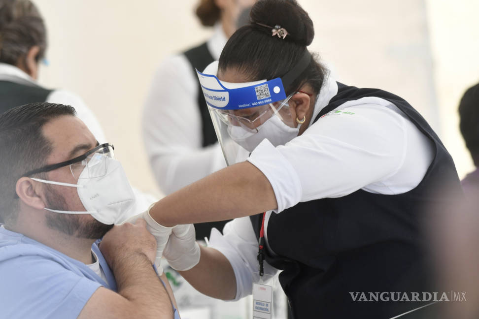 $!Aplican en Saltillo las primeras vacunas contra COVID-19 a personal de salud